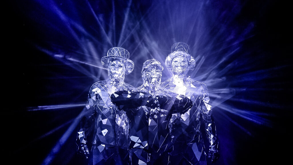 THE MIRRORS – Spiegelkostüm-Show im Ballsaal